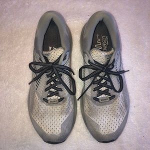 Brooks Levitate sneakers